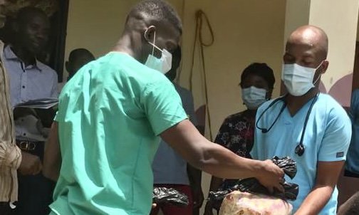 Graduated medical students help with relief aid during the severe earthquake of 2021
